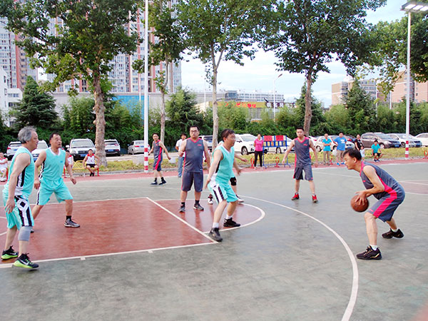 公司员工篮球角逐正式开赛