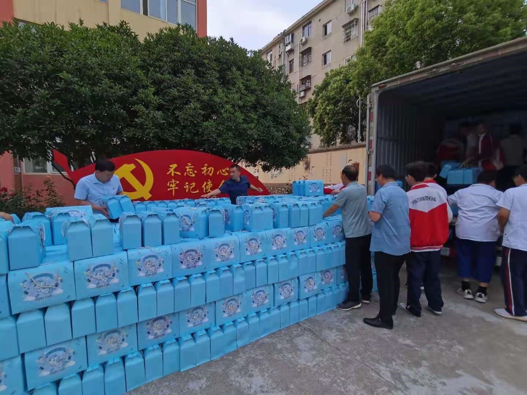 710公海集团为近2000名儿童赠送节日礼物